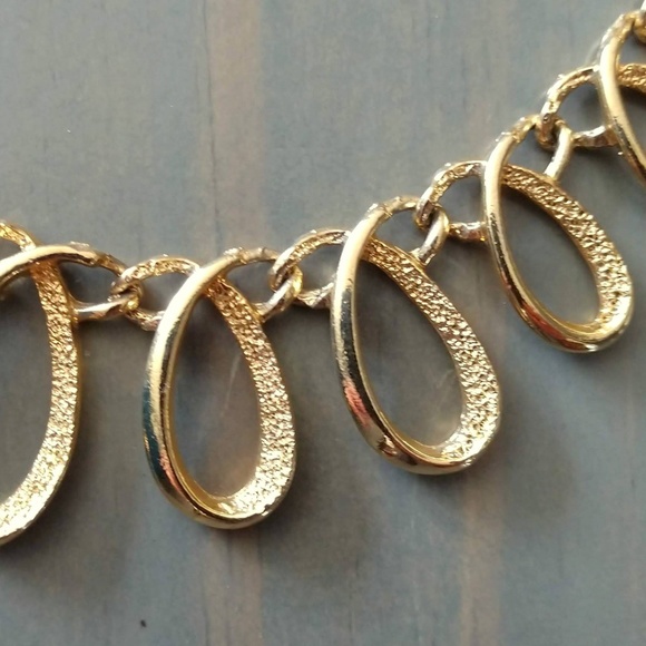 Gold textured loop necklace - Picture 4 of 5